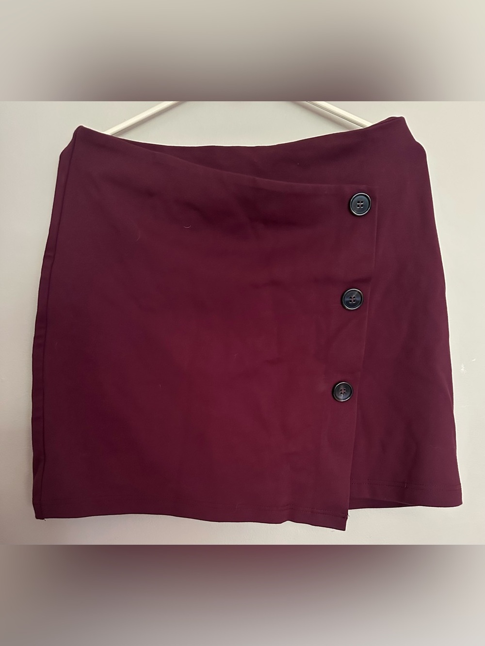 VERO MODA size LARGE Juniors, Burgundy Mini Skirt with Side (Faux)Button Detail